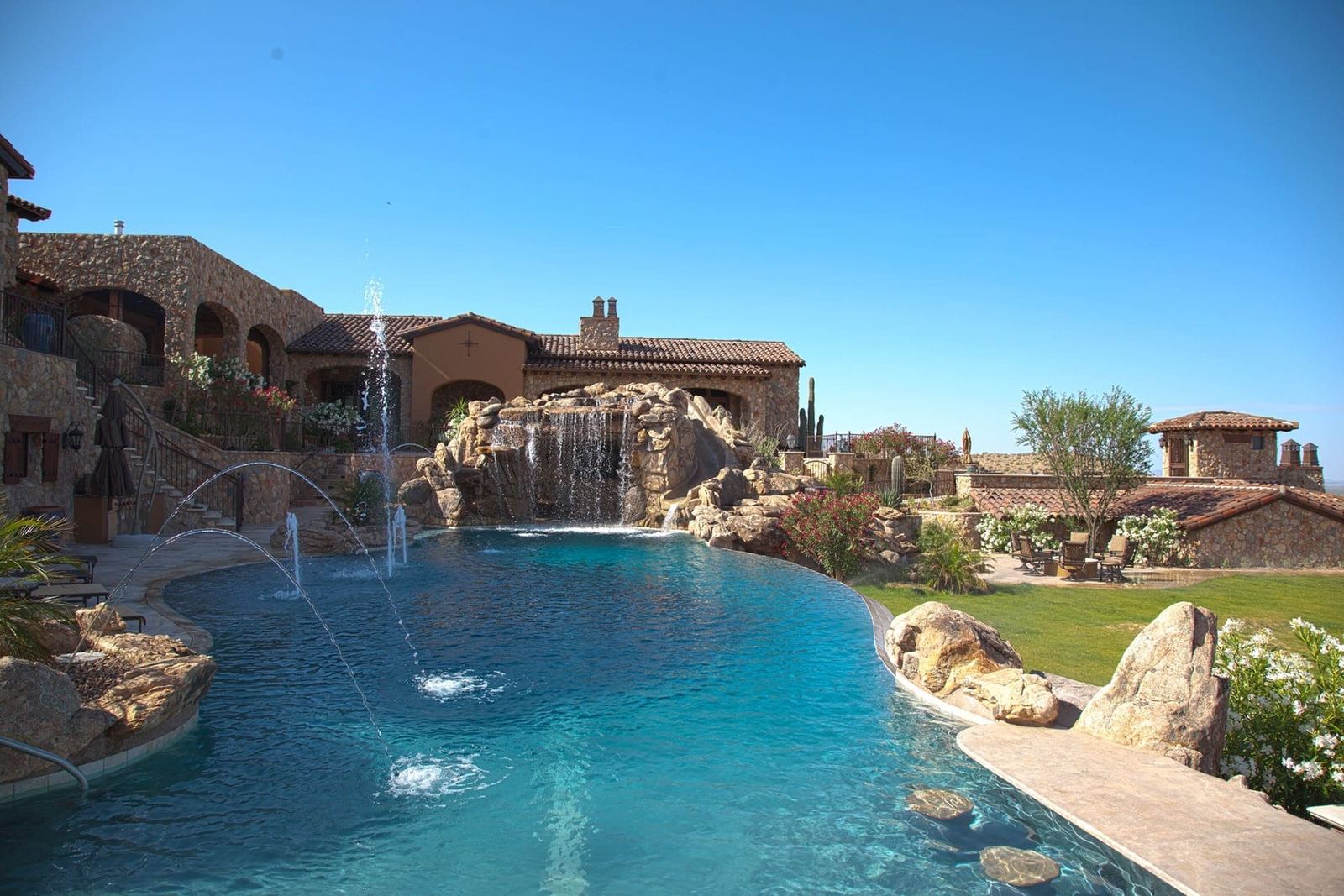 Zero entry pool with fountains